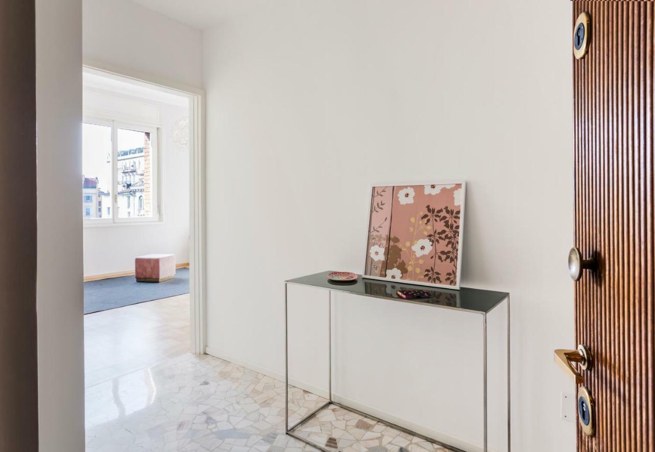Amazing Apartment With A View Milan Bagian luar foto