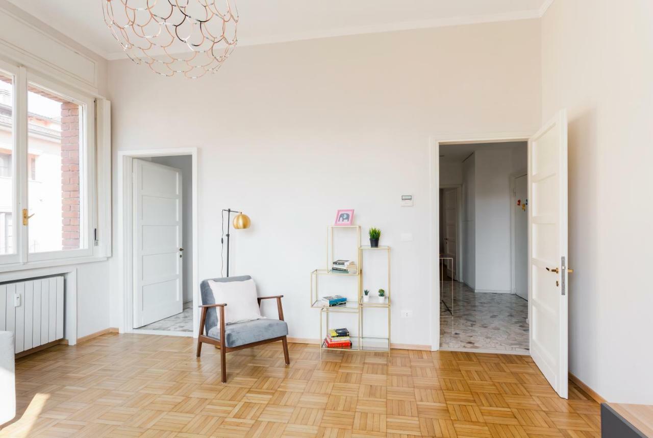 Amazing Apartment With A View Milan Bagian luar foto